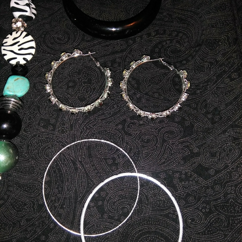 Beautiful Beaded Necklace Set - Picture 2 of 4